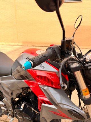 Moto Naked Gris y Roja