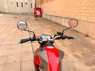 Moto Naked Gris y Roja