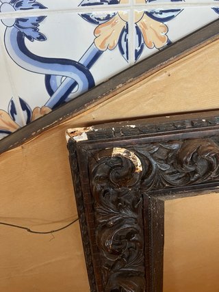 Moldura antiga trabalhada preta