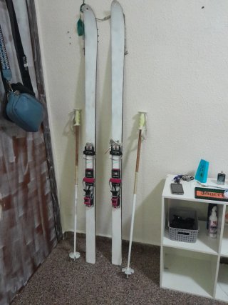 Esquís con fijaciones y bastones