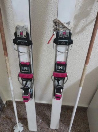 Esquís con fijaciones y bastones