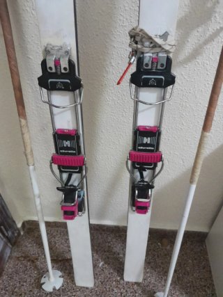 Esquís con fijaciones y bastones