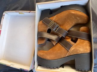 Botas de salto femininas castanhas