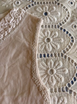 Top Mango bordado beige