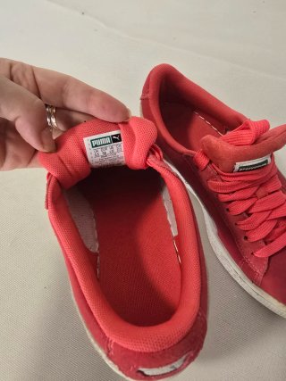 Zapatillas Puma Suede color salmón y blancas