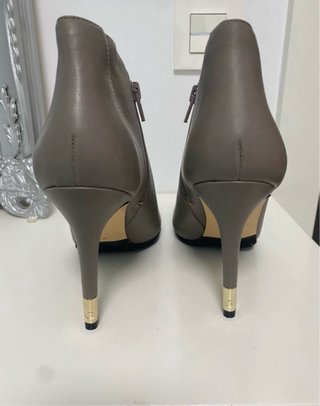 Botines Guess Piel Gris Tacón Dorado