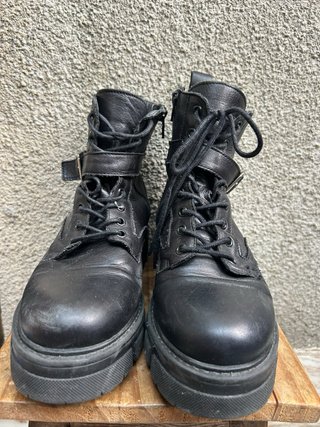 Botas pretas com fivela