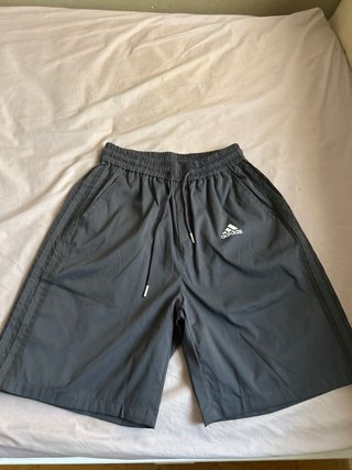 Pantalón corto deportivo Adidas gris