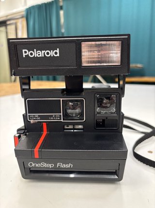 Cámara Polaroid OneStep  con carrete fotos incluid