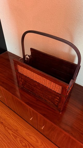 Revistero de madera y mimbre