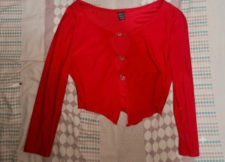 Top crop SHEIN rojo hebillas corazón