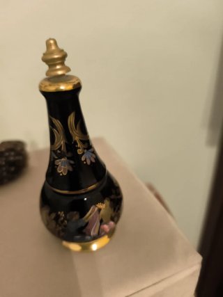 Bottiglia in ceramica nera con oro