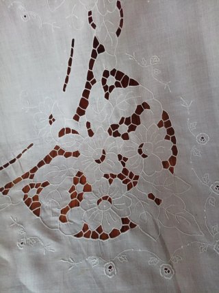 Bellissimo copriletto lino ricamato a mano
