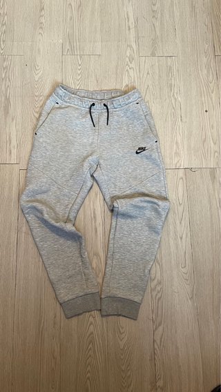 Pantalón Nike Tech Fleece Gris
