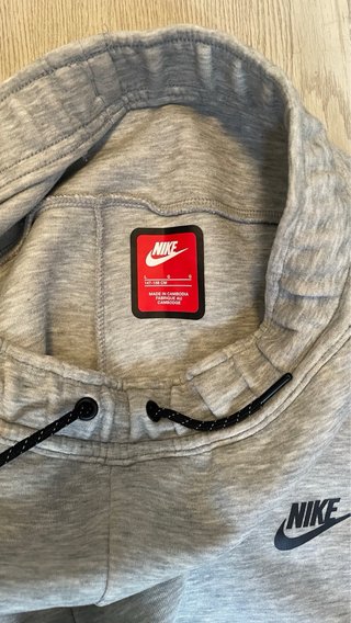 Pantalón Nike Tech Fleece Gris