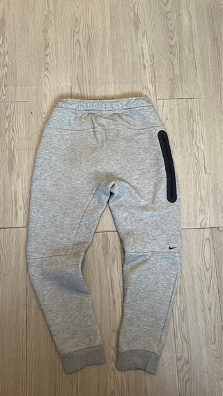 Pantalón Nike Tech Fleece Gris
