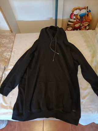Sudadera negra larga oversize