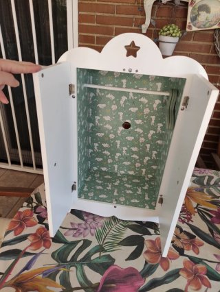Armadio per bambini decorato con uccelli