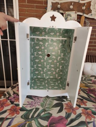 Armadio per bambini decorato con uccelli