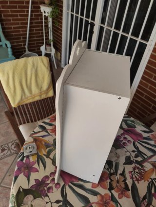 Armadio per bambini decorato con uccelli