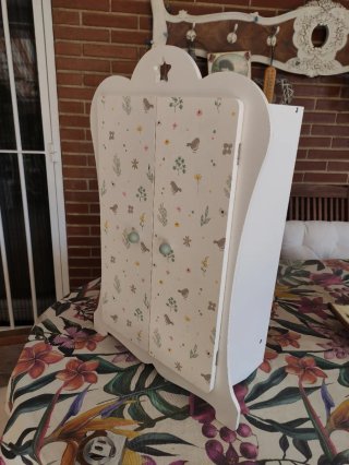 Armadio per bambini decorato con uccelli