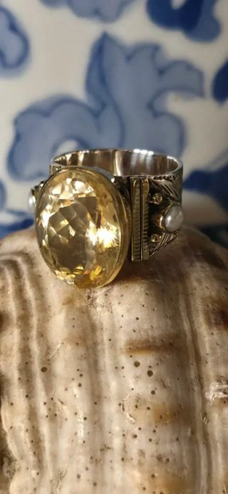 Maravilloso anillo burilado a mano