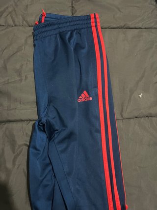Pantalón Adidas Azul con Rayas Rojas