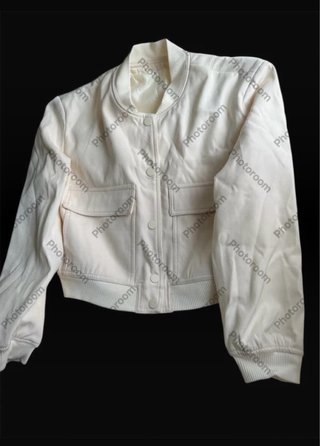 Chaqueta bomber color crema
