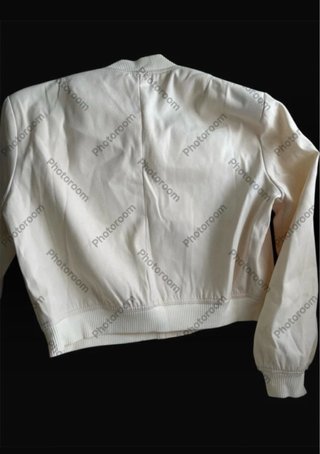 Chaqueta bomber color crema