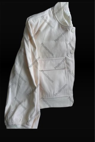 Chaqueta bomber color crema