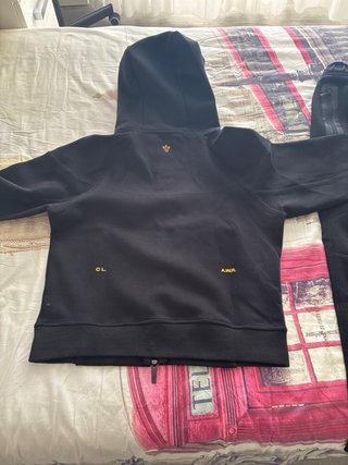 Conjunto deportivo Nike negro y dorado 1,65  60ki