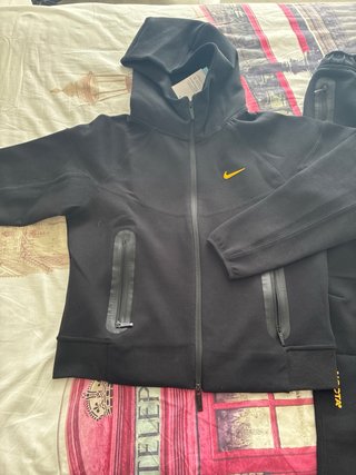 Conjunto deportivo Nike negro y dorado 1,65  60ki