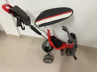 Triciclo infantil con manillar y capota