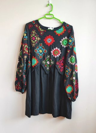 Vestido ASOS manga larga bordado.