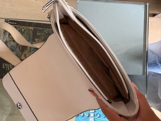 Bandoleras Lacoste y Louis Vuitton