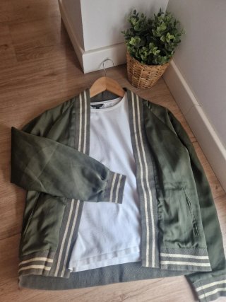 Chaqueta bomber verde con detalles