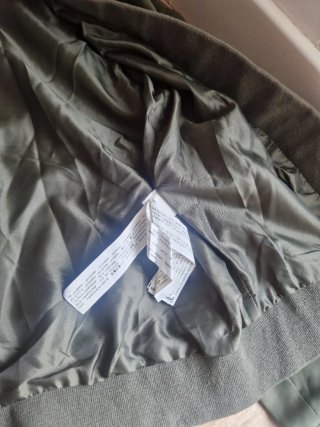 Chaqueta bomber verde con detalles