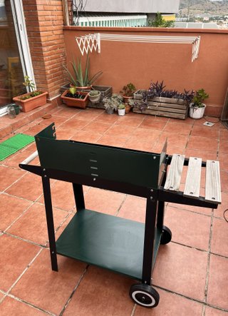 Barbacoa de carbón con ruedas