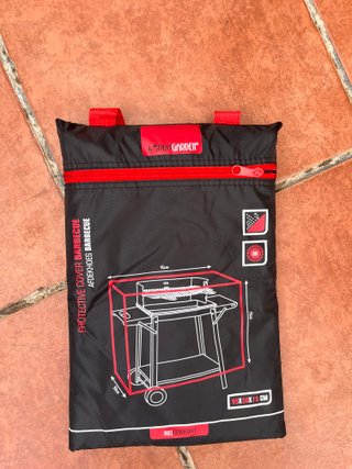 Barbacoa de carbón con ruedas