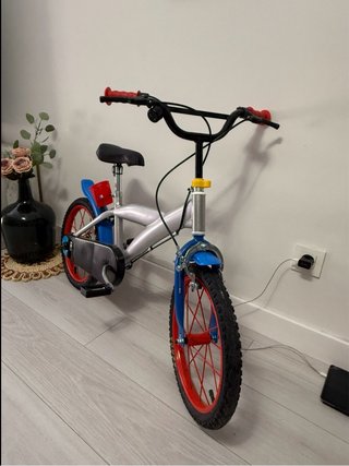 Bicicleta infantil plateada y azul