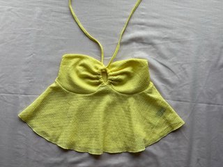 Blusa amarilla con escote fruncido