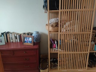 Cómoda burdeos de madera