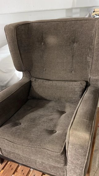 Sillón capitoné de tela marrón