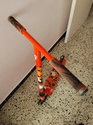 Patinete infantil naranja con diseño de tigre