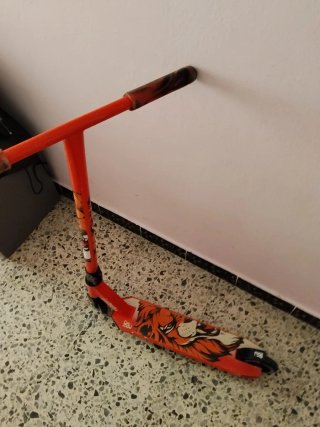 Patinete infantil naranja con diseño de tigre