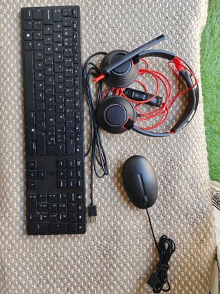Tastiera, mouse e cuffie per ufficio