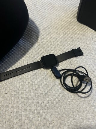 Reloj inteligente negro con cargador