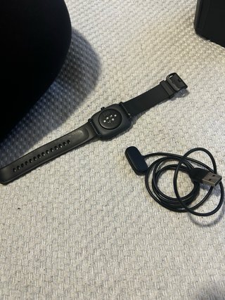 Reloj inteligente negro con cargador