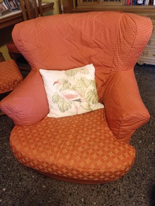 2 Sillones de tela y madera