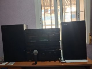 Equipo de música Philips negro de 400 watios y mic